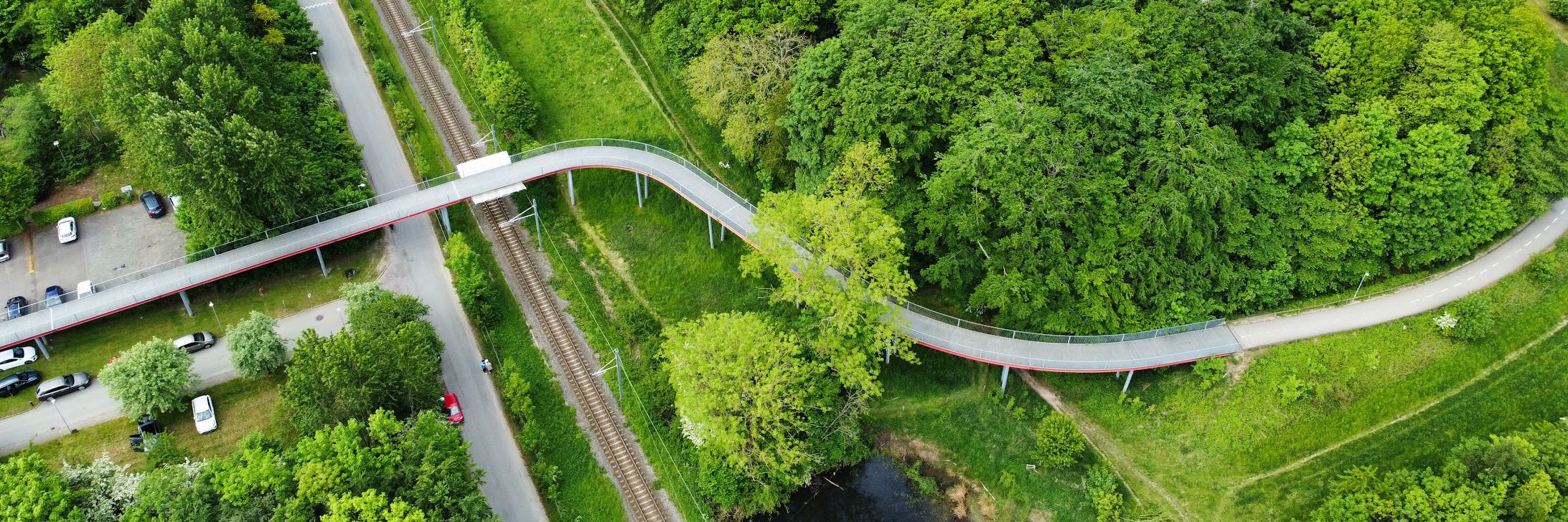 Supercykelsti over vej og jernbane